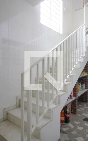 Casa à venda com 300m², 5 quartos e 3 vagasEscadas