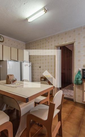 Casa à venda com 450m², 2 quartos e 4 vagas Casa à venda com 450m², 2 quartos e 4 vagasCozinha