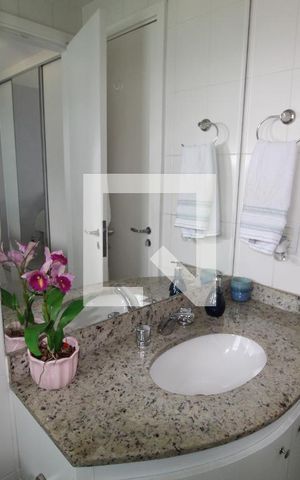 Apartamento à venda com 77m², 2 quartos e 1 vagaBanheiro da suíte um é canadense para a sala