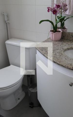 Apartamento à venda com 77m², 2 quartos e 1 vagaBanheiro da suíte um é canadense para a sala
