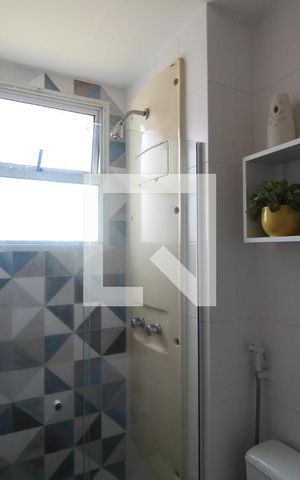 Apartamento à venda com 77m², 2 quartos e 1 vagaBanheiro da suíte um é canadense para a sala