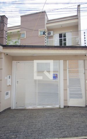 Casa à venda com 170m², 3 quartos e 6 vagas Casa à venda com 170m², 3 quartos e 6 vagasFachada