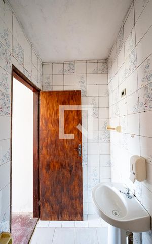 Casa para alugar com 120m², 3 quartos e 1 vaga Casa para alugar com 120m², 3 quartos e 1 vagaBanheiro Social
