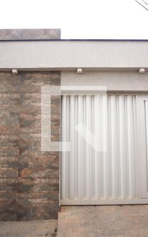 Casa à venda com 180m², 3 quartos e 5 vagas Casa à venda com 180m², 3 quartos e 5 vagasFachada
