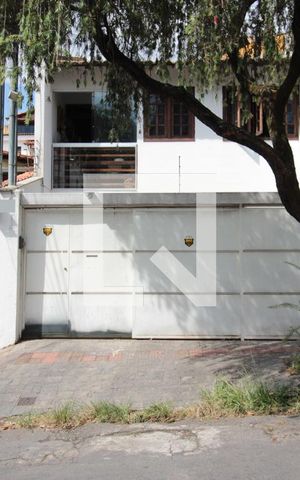 Casa à venda com 250m², 4 quartos e 2 vagasFachada