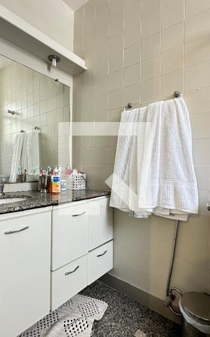Apartamento à venda com 360m², 4 quartos e 2 vagas Apartamento à venda com 360m², 4 quartos e 2 vagasBanheiro 1