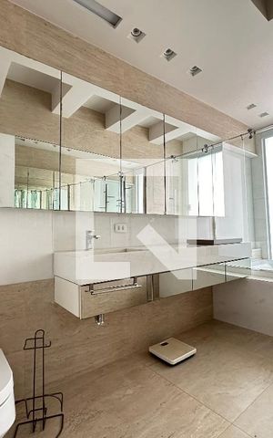 Apartamento à venda com 350m², 4 quartos e 4 vagas Apartamento à venda com 350m², 4 quartos e 4 vagasBanheiro 2