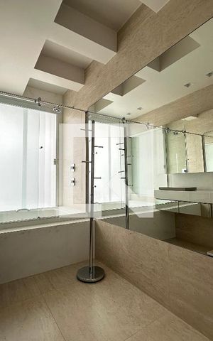Apartamento à venda com 350m², 4 quartos e 4 vagas Apartamento à venda com 350m², 4 quartos e 4 vagasBanheiro 2