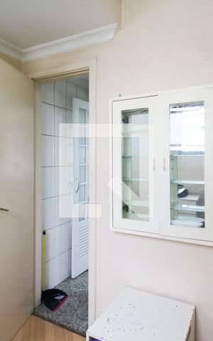Apartamento à venda com 228m², 4 quartos e 4 vagas Apartamento à venda com 228m², 4 quartos e 4 vagasQuarto de Serviço