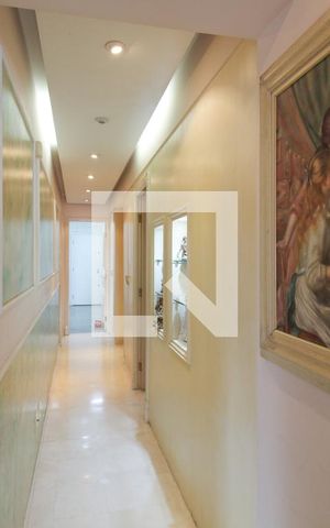 Apartamento à venda com 228m², 4 quartos e 4 vagas Apartamento à venda com 228m², 4 quartos e 4 vagasCorredor