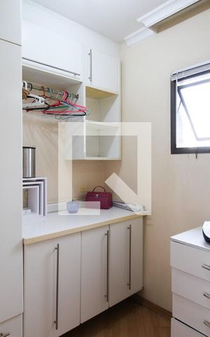 Apartamento à venda com 228m², 4 quartos e 4 vagas Apartamento à venda com 228m², 4 quartos e 4 vagasQuarto de Serviço