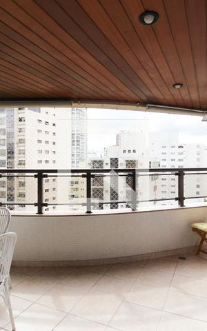 Apartamento à venda com 228m², 4 quartos e 4 vagas Apartamento à venda com 228m², 4 quartos e 4 vagasVaranda