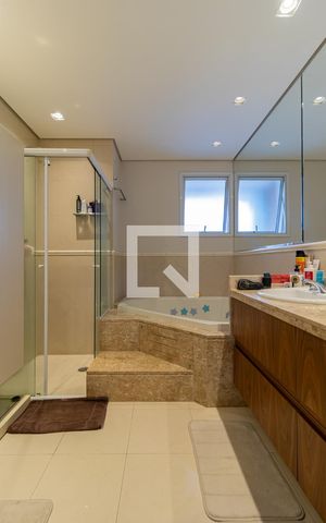Apartamento à venda com 235m², 4 quartos e 4 vagas Apartamento à venda com 235m², 4 quartos e 4 vagasBanheiro da Suíte 1