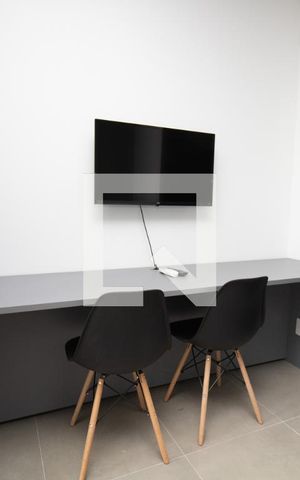 Studio à venda com 21m², 1 quarto e sem vaga Studio à venda com 21m², 1 quarto e sem vagaSala, mesa, cadeiras, TV