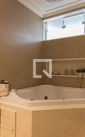 Casa de condomínio à venda com 480m², 5 quartos e 6 vagasBanheiro da Suíte 1