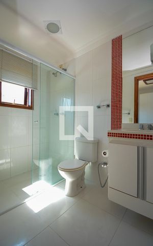 Casa de condomínio para alugar com 450m², 5 quartos e 5 vagas Casa de condomínio para alugar com 450m², 5 quartos e 5 vagasBanheiro da Suíte 1