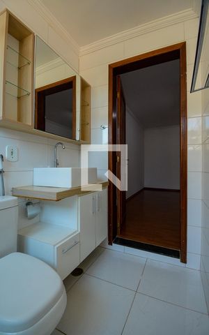 Casa de condomínio para alugar com 450m², 5 quartos e 5 vagas Casa de condomínio para alugar com 450m², 5 quartos e 5 vagasÁrea comum Sala andar de baixo - banheiro