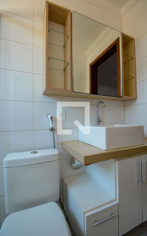 Casa de condomínio para alugar com 450m², 5 quartos e 5 vagas Casa de condomínio para alugar com 450m², 5 quartos e 5 vagasÁrea comum Sala andar de baixo - banheiro