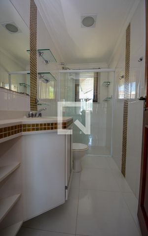 Casa de condomínio para alugar com 450m², 5 quartos e 5 vagas Casa de condomínio para alugar com 450m², 5 quartos e 5 vagasBanheiro da Suíte 3