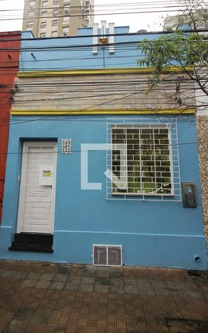Casa à venda com 110m², 2 quartos e sem vaga Casa à venda com 110m², 2 quartos e sem vagaFachada