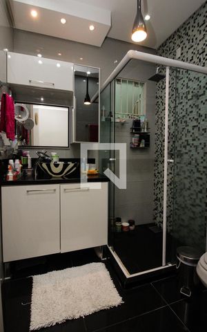 Casa à venda com 110m², 2 quartos e sem vaga Casa à venda com 110m², 2 quartos e sem vagaBanheiro