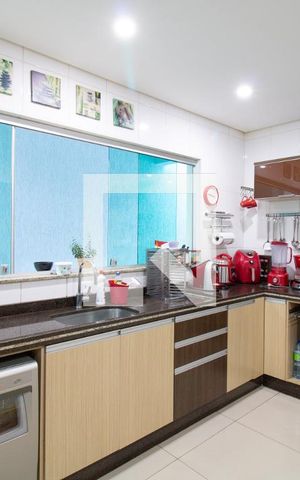 Casa à venda com 200m², 3 quartos e 3 vagas Casa à venda com 200m², 3 quartos e 3 vagasCozinha