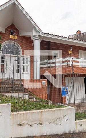 Casa à venda com 250m², 3 quartos e 2 vagas Casa à venda com 250m², 3 quartos e 2 vagasFachada