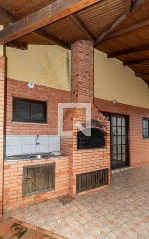 Casa à venda com 250m², 3 quartos e 2 vagas Casa à venda com 250m², 3 quartos e 2 vagasChurrasqueira
