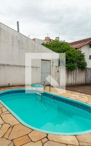 Casa à venda com 250m², 3 quartos e 2 vagas Casa à venda com 250m², 3 quartos e 2 vagasPiscina