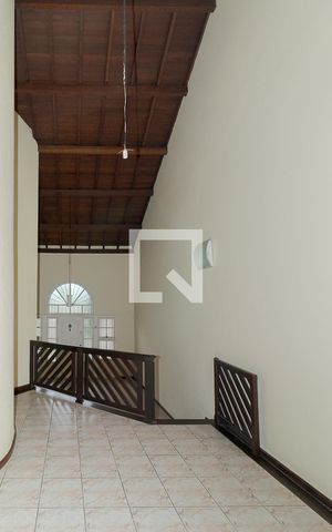 Casa à venda com 250m², 3 quartos e 2 vagas Casa à venda com 250m², 3 quartos e 2 vagasSala