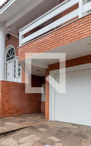 Casa à venda com 250m², 3 quartos e 2 vagas Casa à venda com 250m², 3 quartos e 2 vagasFachada