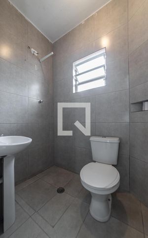 Casa para alugar com 45m², 1 quarto e sem vaga Casa para alugar com 45m², 1 quarto e sem vagaBanheiro