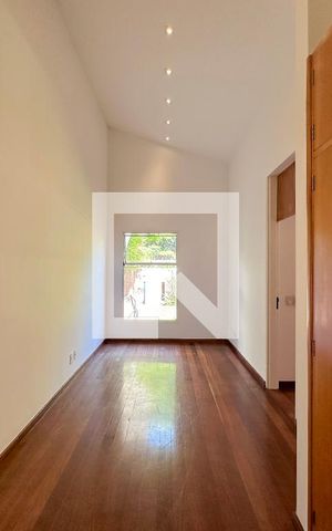 Casa à venda com 561m², 3 quartos e 4 vagasSala Intima/Corredor Quartos