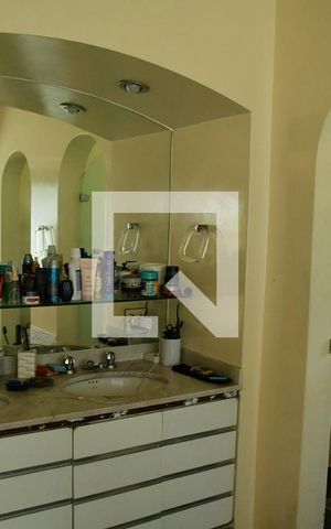 Casa de condomínio para alugar com 900m², 7 quartos e 6 vagasBanheiro da Suíte