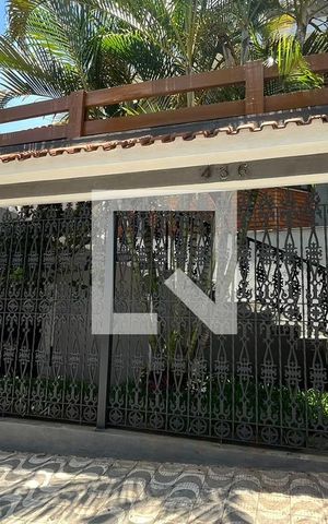 Casa à venda com 195m², 3 quartos e 2 vagas Casa à venda com 195m², 3 quartos e 2 vagasFachada