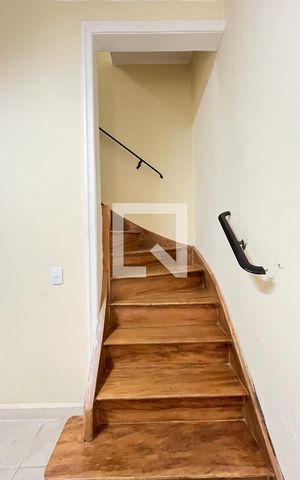 Casa à venda com 270m², 3 quartos e 2 vagas Casa à venda com 270m², 3 quartos e 2 vagasEscada