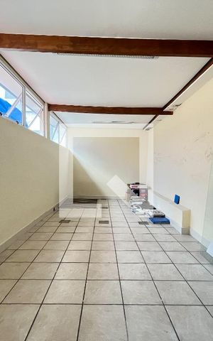Casa à venda com 270m², 3 quartos e 2 vagas Casa à venda com 270m², 3 quartos e 2 vagasVaranda Quarto 2