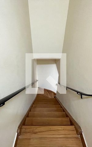 Casa à venda com 270m², 3 quartos e 2 vagas Casa à venda com 270m², 3 quartos e 2 vagasEscada