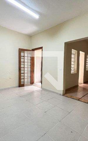 Casa à venda com 270m², 3 quartos e 2 vagas Casa à venda com 270m², 3 quartos e 2 vagasSala