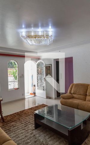 Casa para alugar com 480m², 6 quartos e 4 vagas Casa para alugar com 480m², 6 quartos e 4 vagasSala