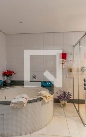 Casa à venda com 610m², 5 quartos e 4 vagas Casa à venda com 610m², 5 quartos e 4 vagasBanheiro