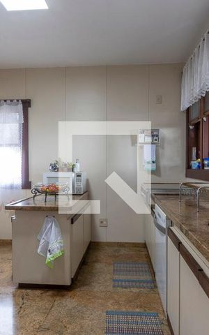 Casa à venda com 610m², 5 quartos e 4 vagas Casa à venda com 610m², 5 quartos e 4 vagasCozinha