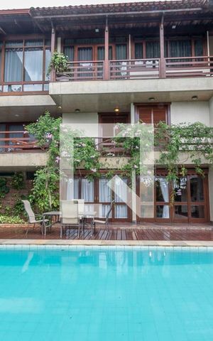 Casa à venda com 610m², 5 quartos e 4 vagas Casa à venda com 610m², 5 quartos e 4 vagasPiscina