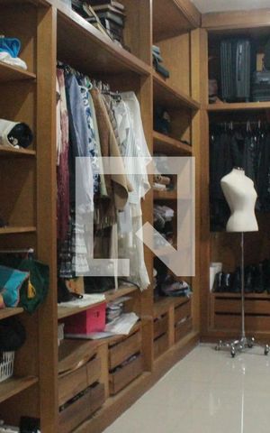 Casa à venda com 1054m², 3 quartos e 3 vagasCloset da suíte 3