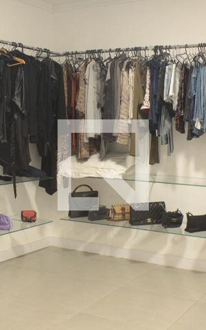 Casa à venda com 1054m², 3 quartos e 3 vagasCloset da suíte