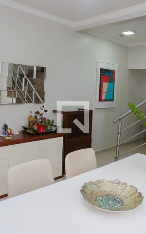 Casa à venda com 140m², 3 quartos e 2 vagas Casa à venda com 140m², 3 quartos e 2 vagasSala