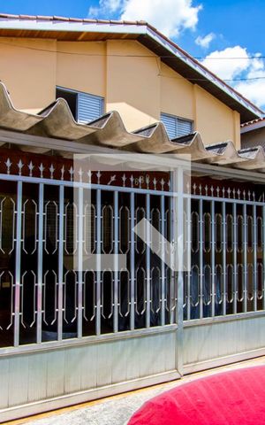 Casa à venda com 180m², 3 quartos e 2 vagas Casa à venda com 180m², 3 quartos e 2 vagasFachada