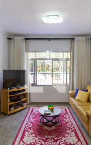 Casa à venda com 193m², 4 quartos e 4 vagas Casa à venda com 193m², 4 quartos e 4 vagasSala