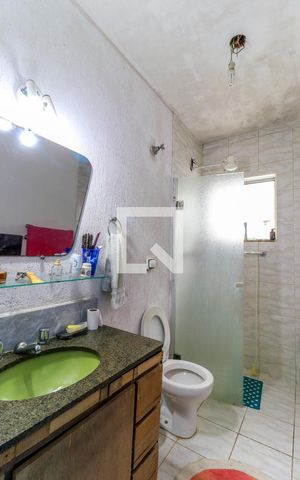 Casa à venda com 170m², 4 quartos e 2 vagas Casa à venda com 170m², 4 quartos e 2 vagasBanheiro Corredor