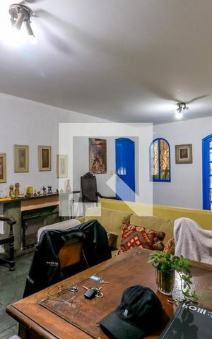 Casa à venda com 170m², 4 quartos e 2 vagas Casa à venda com 170m², 4 quartos e 2 vagasSala
